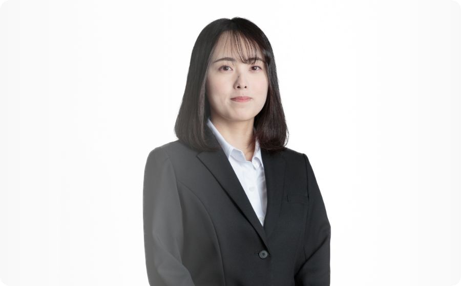 黒いビジネススーツを着た女性社員のプロフィール写真