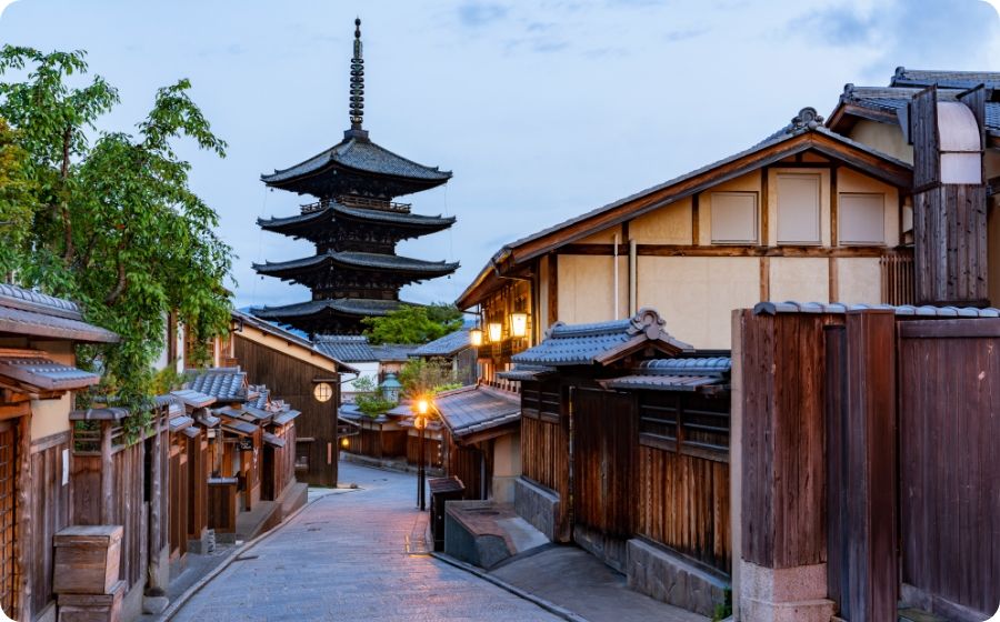 京都の神社と青空の景色